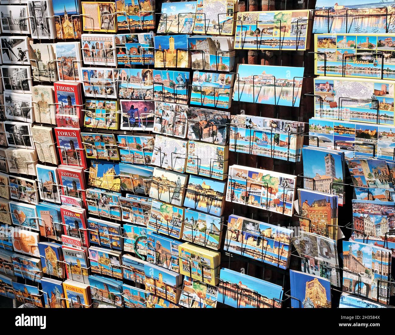 Eine Ausstellung von touristischen Postkarten und Büchern in der Altstadt von Torun, Polen. Stockfoto