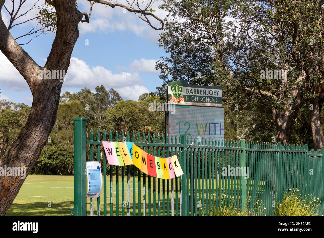 Eine High School in Sydney heißt im Oktober 2021 Schüler willkommen, nachdem die Schulen in ganz New South Wales nach der Sperre von Covid 19, Australien, wieder eröffnet wurden Stockfoto