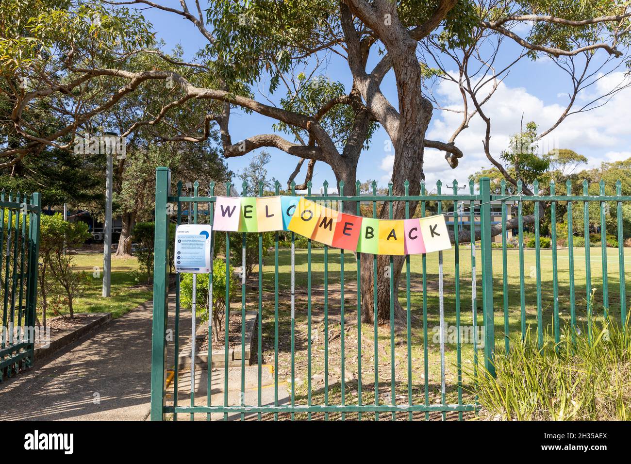 Eine High School in Sydney heißt im Oktober 2021 Schüler willkommen, nachdem die Schulen in ganz New South Wales nach der Sperre von Covid 19, Australien, wieder eröffnet wurden Stockfoto