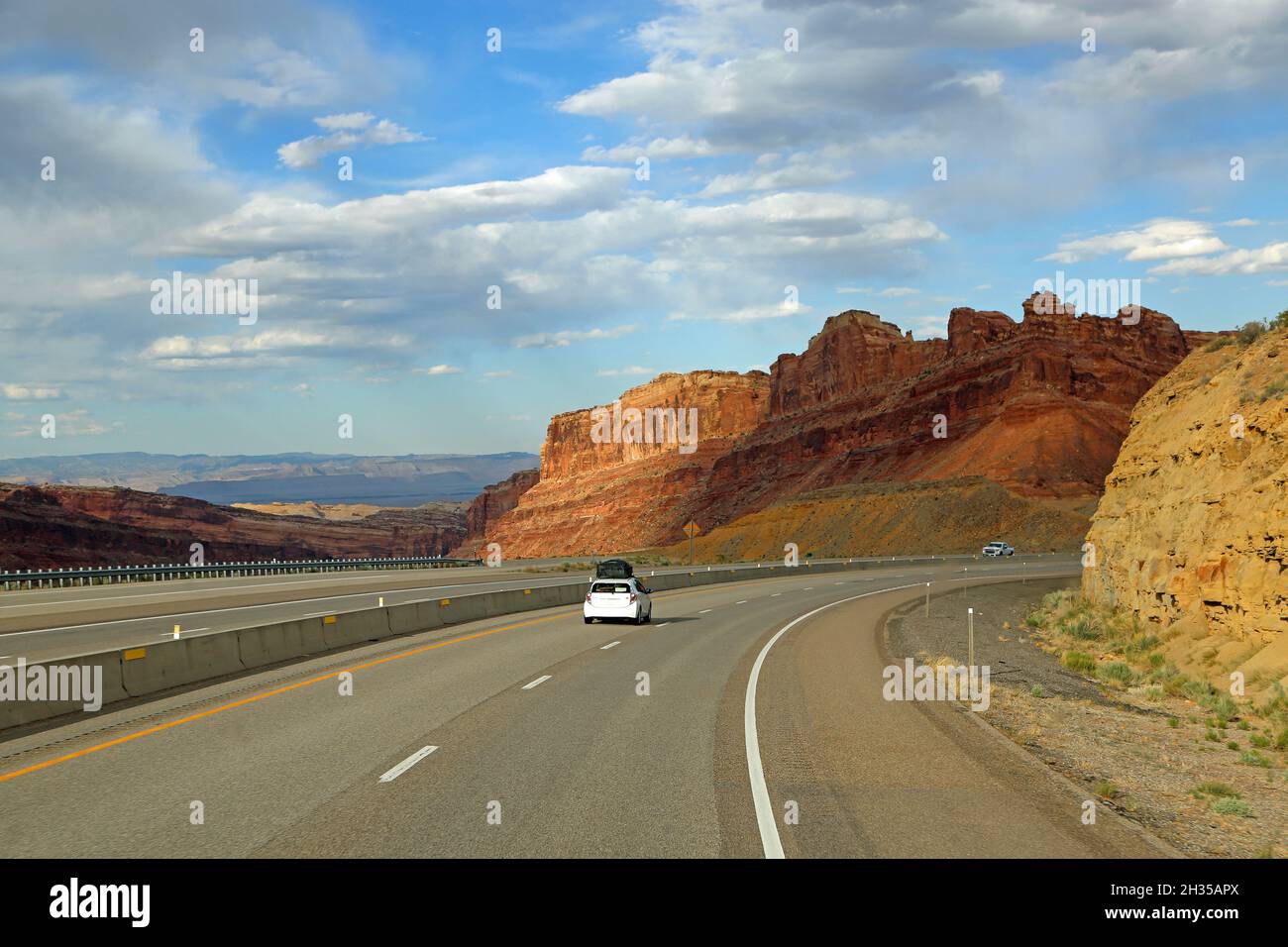The Road und Black Dragon Cliffs, San Rafael Swell, Utah Stockfoto