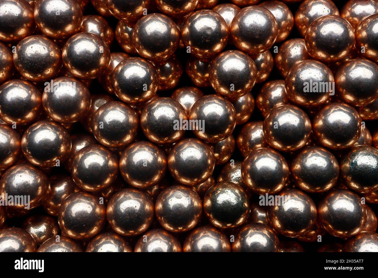 Kugelförmige Kugellager aus glänzendem Kupfer Stockfoto