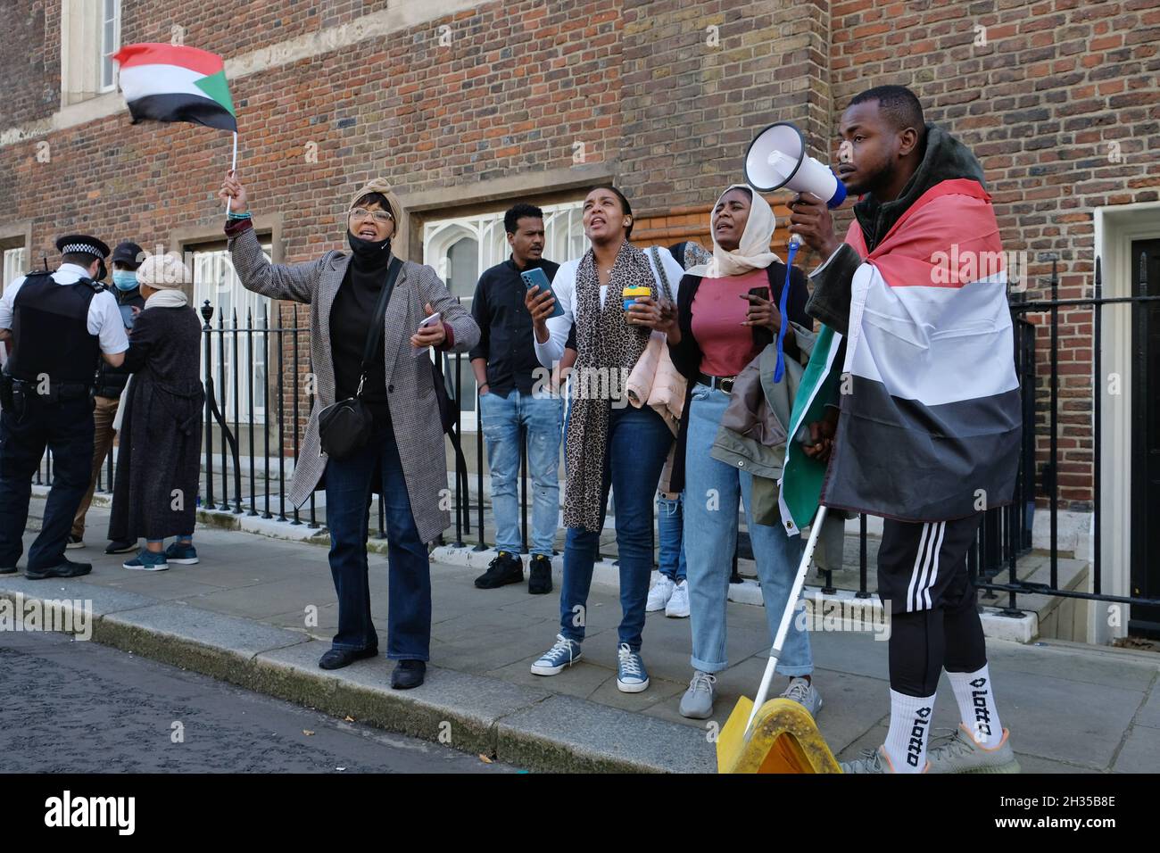 London, Großbritannien. Demonstranten protestieren und schwenken vor der sudanesischen Botschaft Flaggen, da ein Militär einen Putsch inszeniert haben soll. Stockfoto