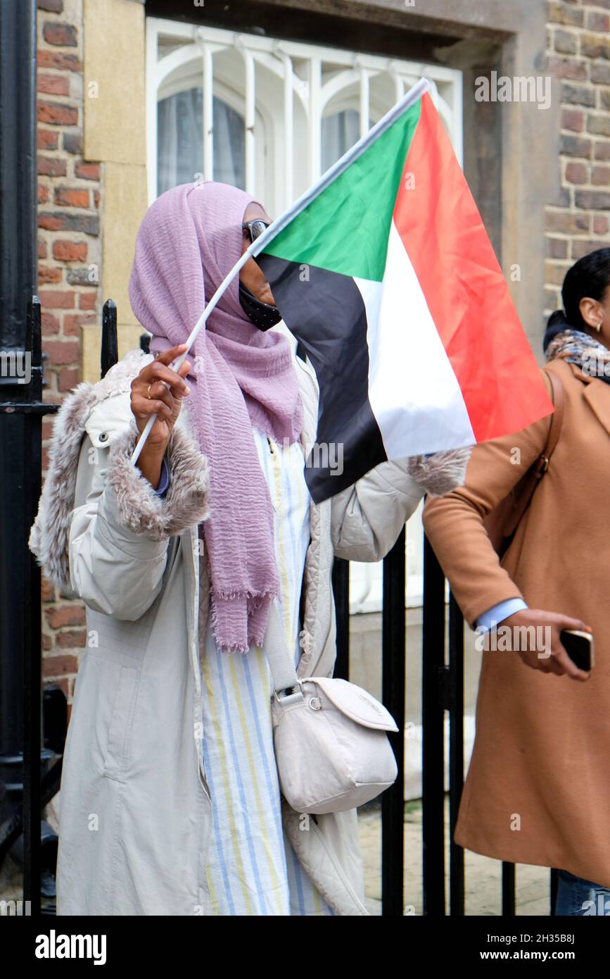 London, Großbritannien. Demonstranten protestieren und schwenken vor der sudanesischen Botschaft Flaggen, da ein Militär einen Putsch inszeniert haben soll. Stockfoto