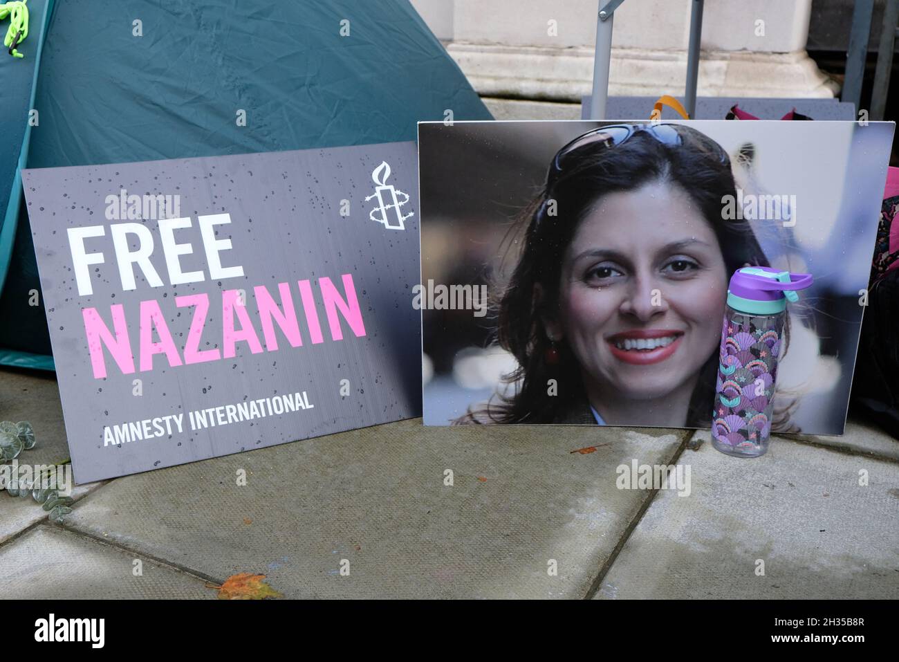 London, Großbritannien. Plakate mit dem Titel „Free Nazanin“ befinden sich an der Stelle von Richard Ratcliffes Hungerstreik gegenüber dem Auswärtigen Amt Stockfoto