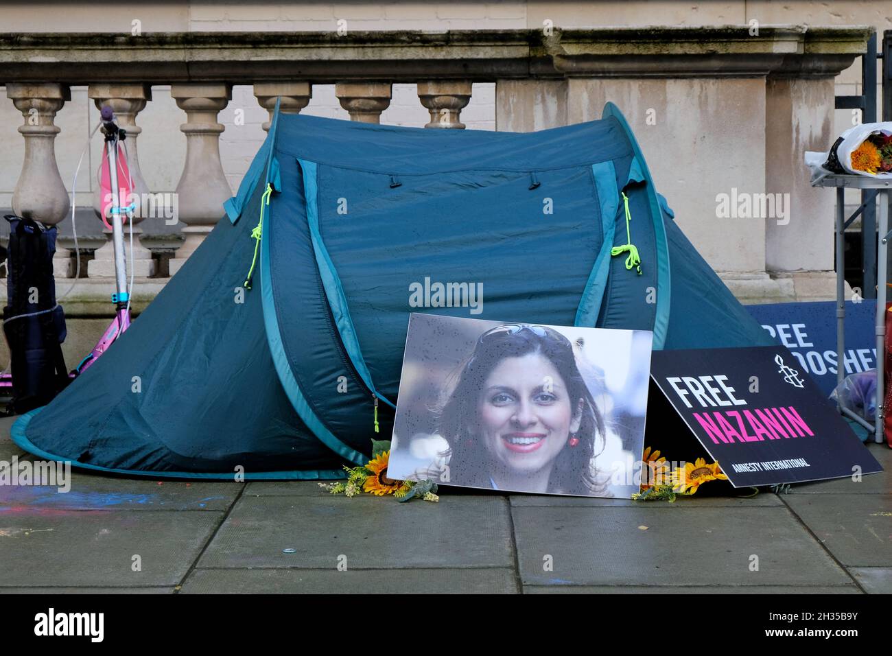 London, Großbritannien. Ein Bild der inhaftierten britisch-iranischen Nazanin Zaghari-Ratclifffe ruht vor dem Zelt von Ehemann Richard, während er einen zweiten Hungerstreik führt. Stockfoto