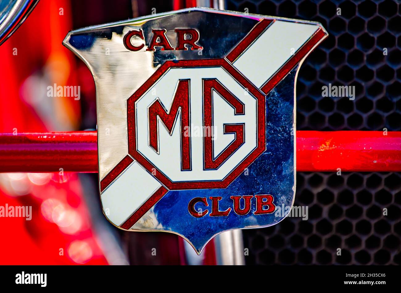 Auf dem Grill eines 1932 MG M-Type 8/33 Midget beim 31. Jährlichen British Car Festival in Fairhope, Alabama, ist ein Abzeichen für den MG Car Club angebracht. Stockfoto