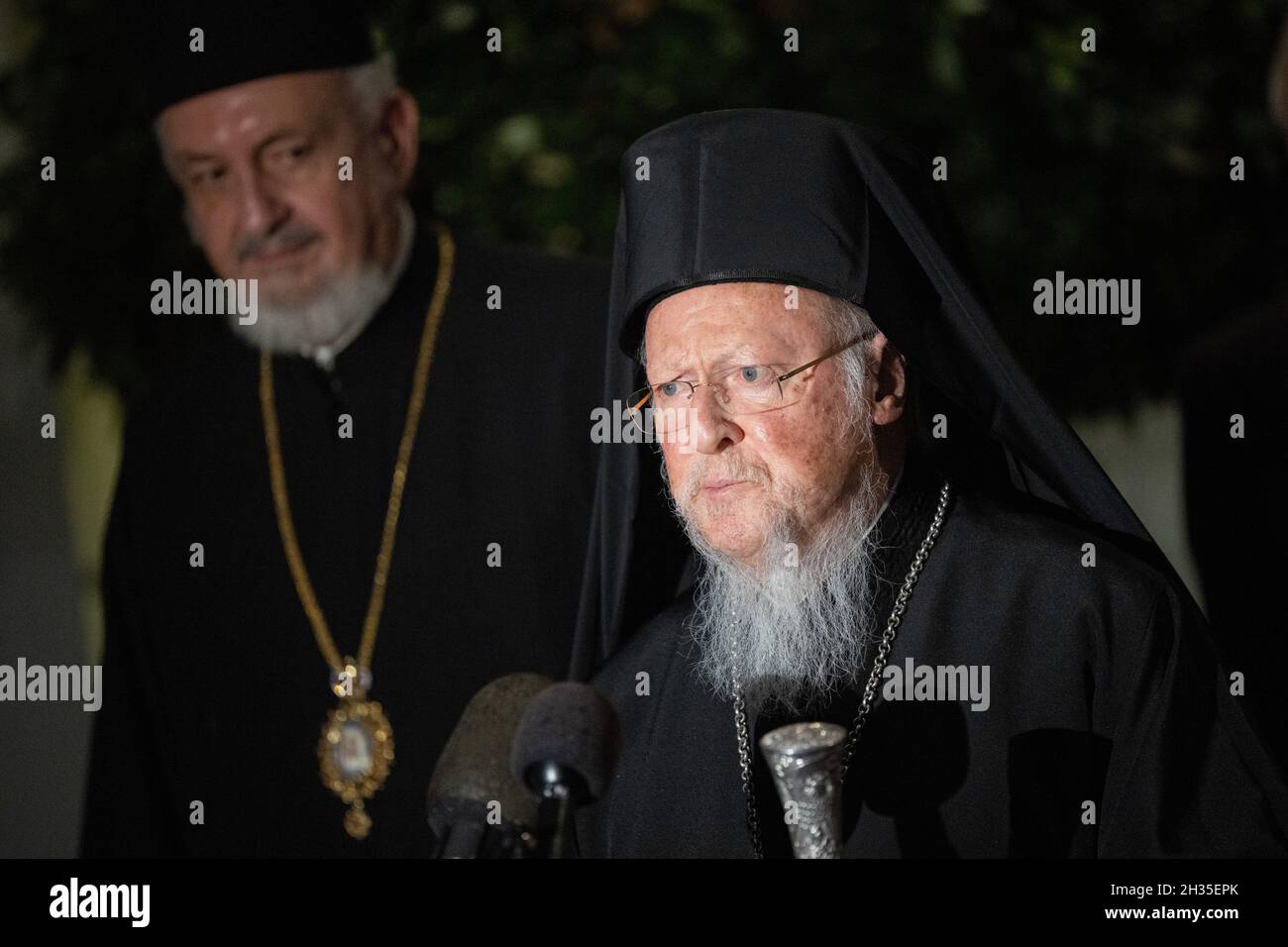 Washington, Usa. Oktober 2021. Seine Allheiligkeit, der Ökumenische Patriarch Bartholomäus I. von Konstantinopel, hat am Montag, den 25. Oktober 2021, im Weißen Haus in Washington, DC, eine Erklärung vor den Medien abgegeben. Foto von Chris Kleponis/UPI Kredit: UPI/Alamy Live News Stockfoto