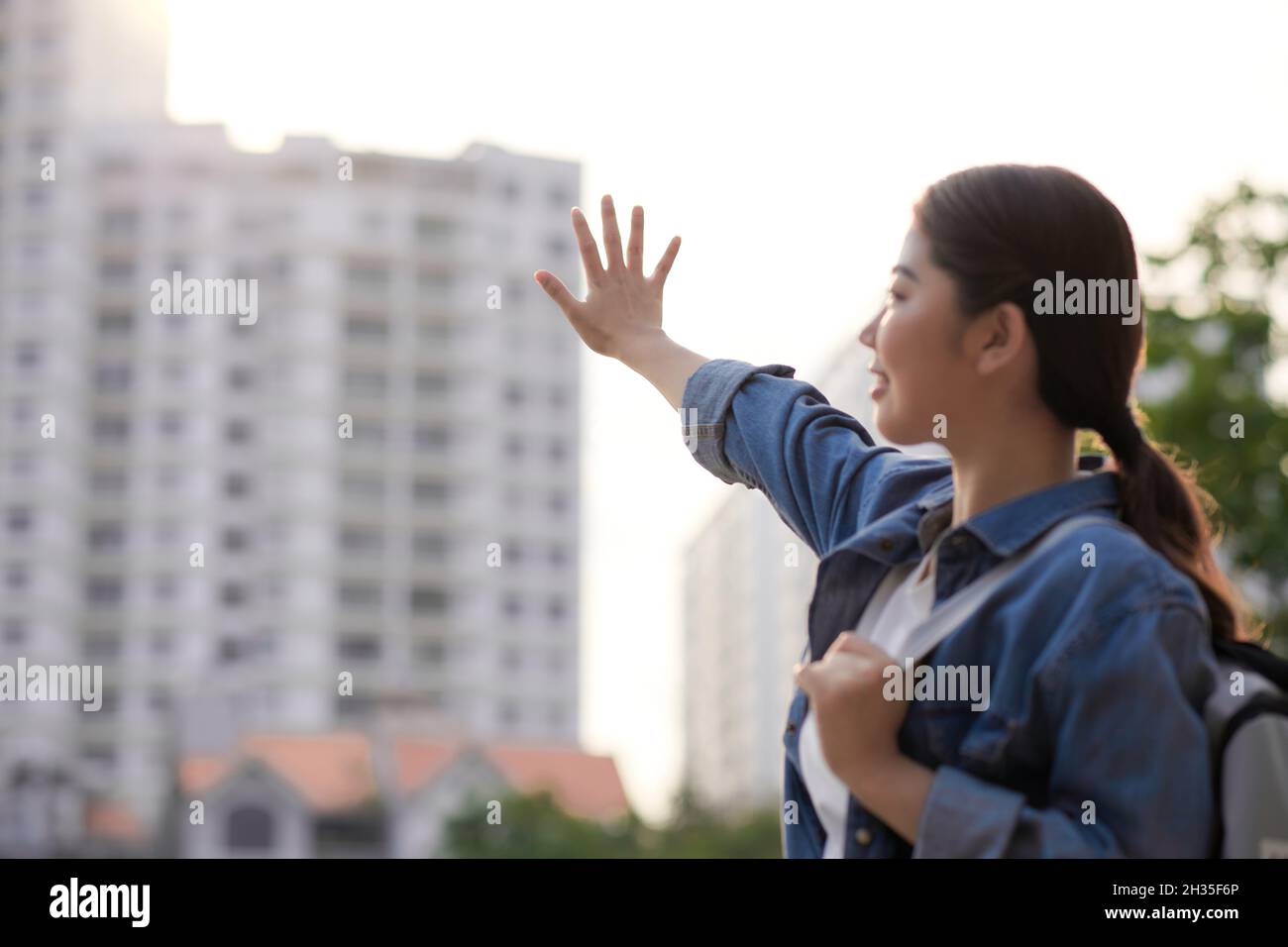 Selbstbewusst junge Studentin in formeller Kleidung Outfit zu Fuß im Stadtpark, Stockfoto