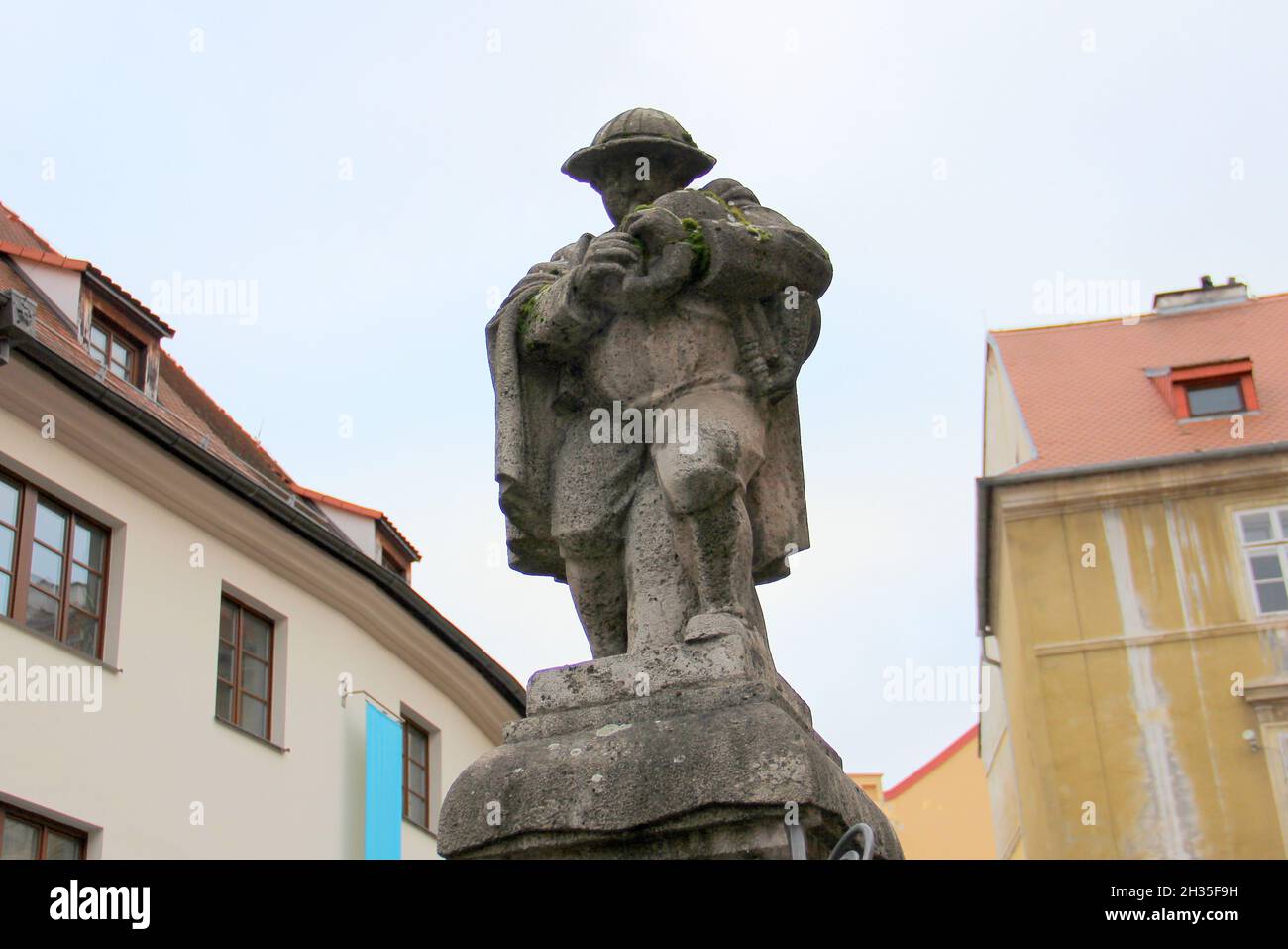 Dudelsack-Skulptur auf einem Brunnen in der Altstadt von Cheb, Tschechien Stockfoto