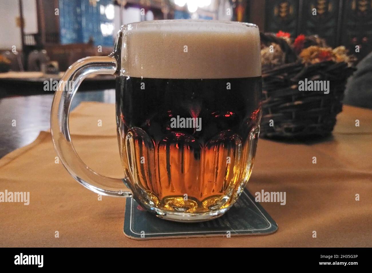 Schwarz und braun, tschechische Version, Cut-Bier, Bier-Cocktail, hergestellt durch Schichten eines dunklen Biers und eines blassen Biers, in transparenter Tasse, Prag, Tschechien Stockfoto