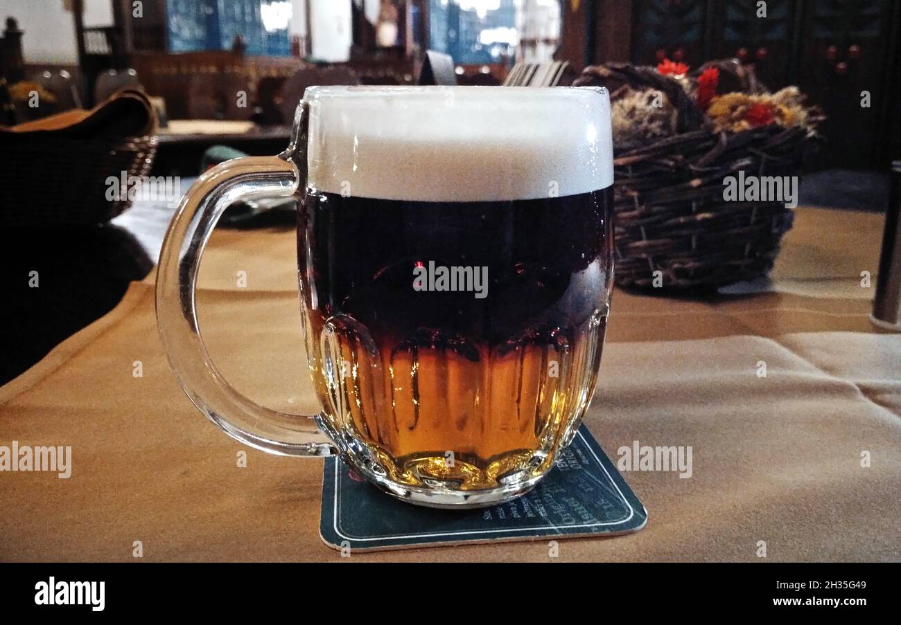 Schwarz und braun, tschechische Version, Cut-Bier, Bier-Cocktail, hergestellt durch Schichten eines dunklen Biers und eines blassen Biers, in transparenter Tasse, Prag, Tschechien Stockfoto