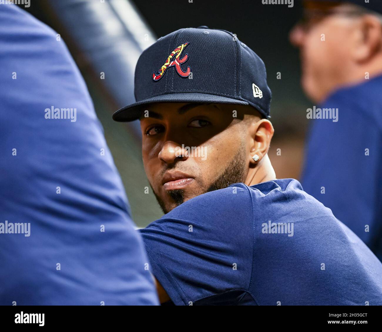 Houston, Usa. Oktober 2021. Atlanta Braves Eddie Rosario nimmt am Tag vor dem Spiel eins der MLB World Series im Minute Maid Park in Houston, Texas, am Montag, den 25. Oktober 2021, an den Work Outs Teil. Foto von Maria Lysaker/UPI Kredit: UPI/Alamy Live News Stockfoto