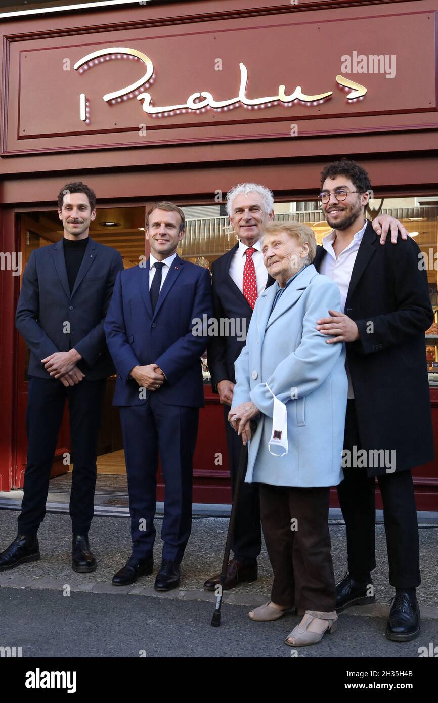 Der französische Präsident Emmanuel Macron verleiht am 25. Oktober 2021 dem Schokoladenhersteller Francois Pralus vor einem Pralus-Laden in Montbrison, Zentralfrankreich, den Preis. Foto von Stephane Lemouton/Pool/ABACAPRESS.COM Stockfoto