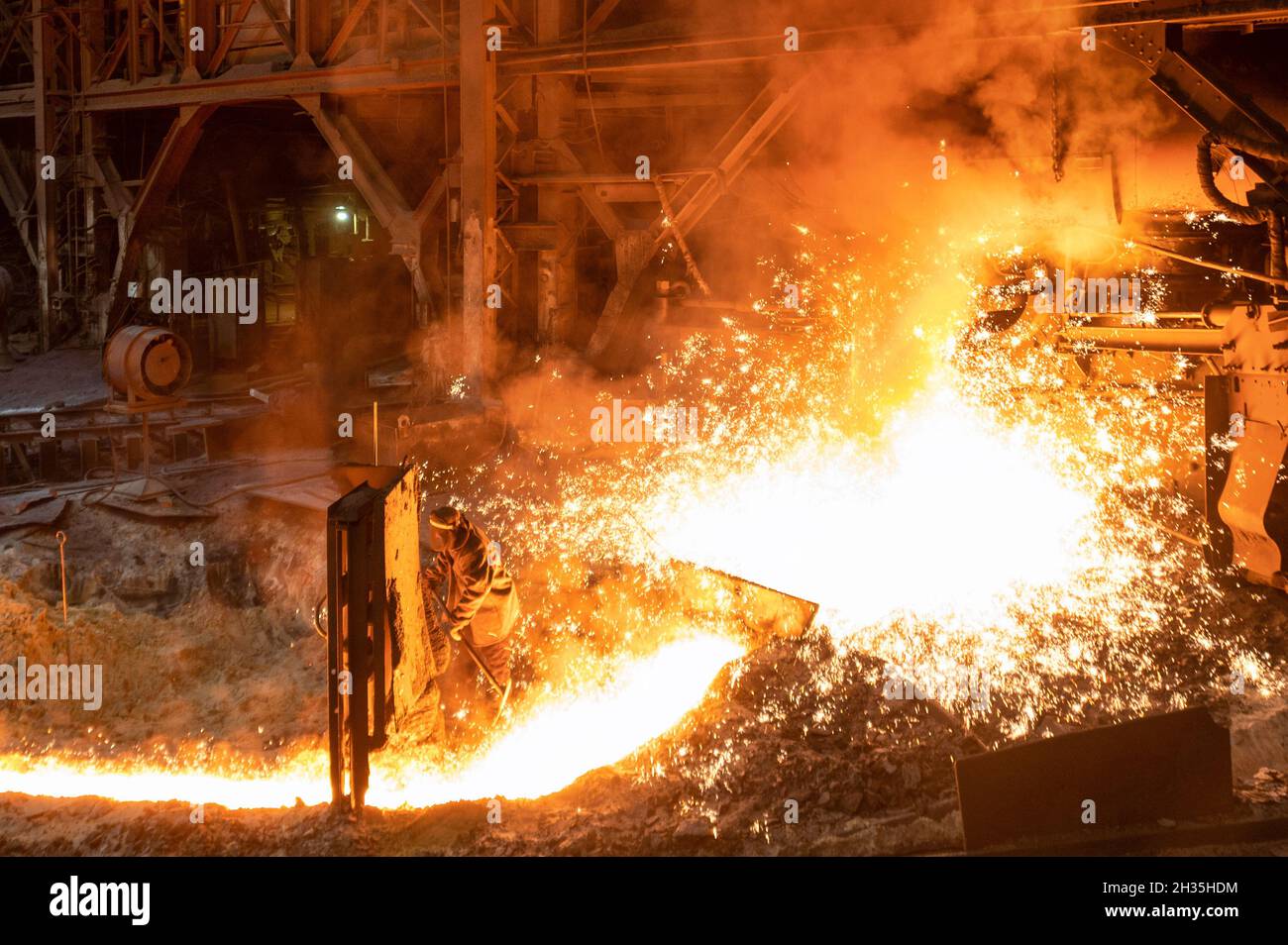 Hochofen, Produktion von Gusseisen. Aus dem metallurgischen Ofen gegossenes Metall Stockfoto