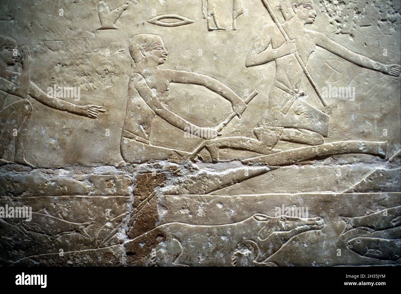 Relief des Fischens im Grab von Prinzessin Idut. Altes Königreich, 6. Dynastie, Saqqara, Süd-Kairo, Ägypten Stockfoto