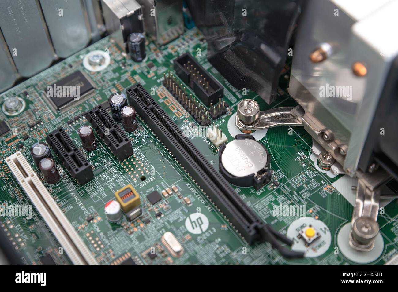 Woodville, Australien - 15. Oktober 2021: Nahaufnahme der PCI- und PCI-Express-Steckplätze auf dem Mainboard, die in einem kleinen Business-Desktop installiert sind Stockfoto