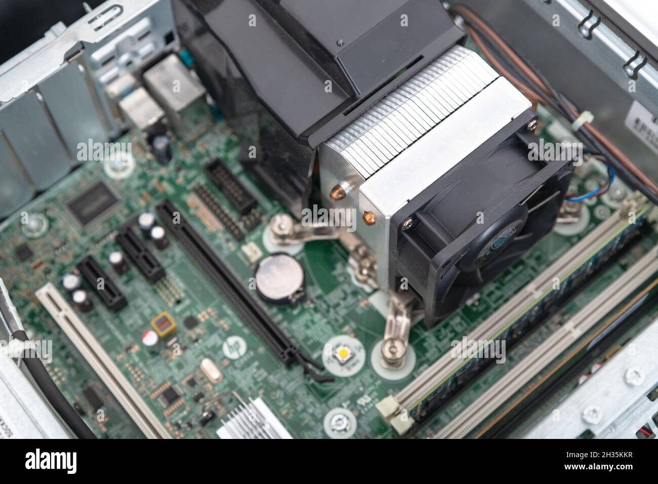 Woodville, Australien - 15. Oktober 2021: Geschlossene Draufsicht des CPU-Kühlers in einem kleinen Business-Desktop Stockfoto