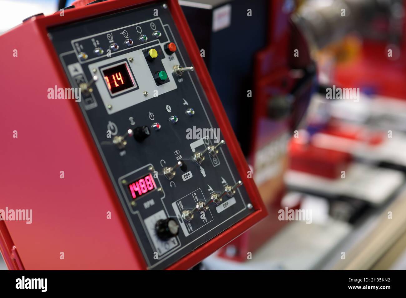 Bedienpult der Rundnaht-Schweißmaschine. Selektiver Fokus. Stockfoto