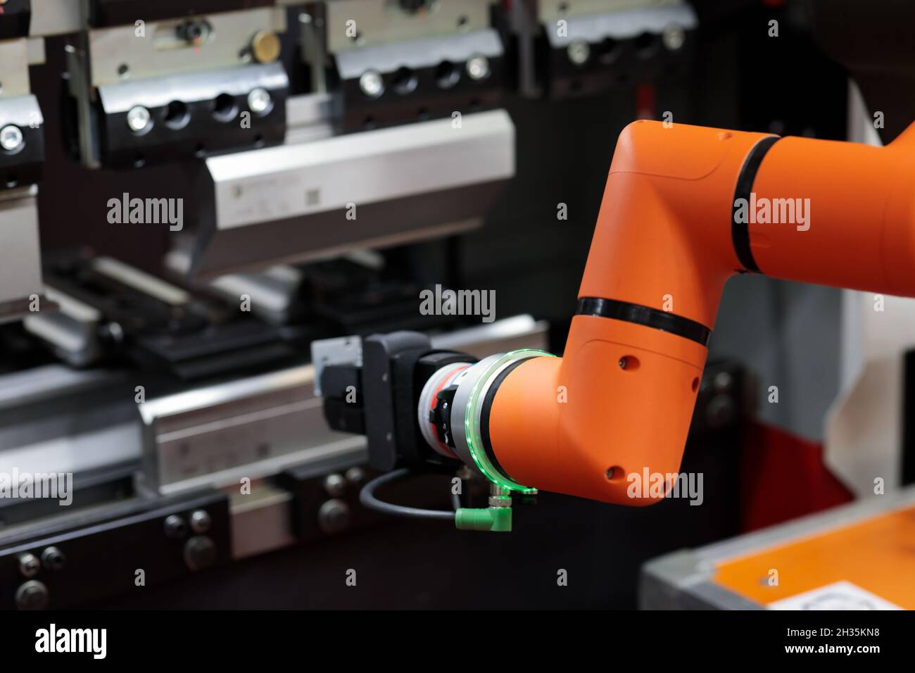 Industrieroboter und hydraulische Blechbiegemaschine. Robotergestütztes Blechbiegezellensystem. Roboter-CNC-Abkantpresse. Stockfoto
