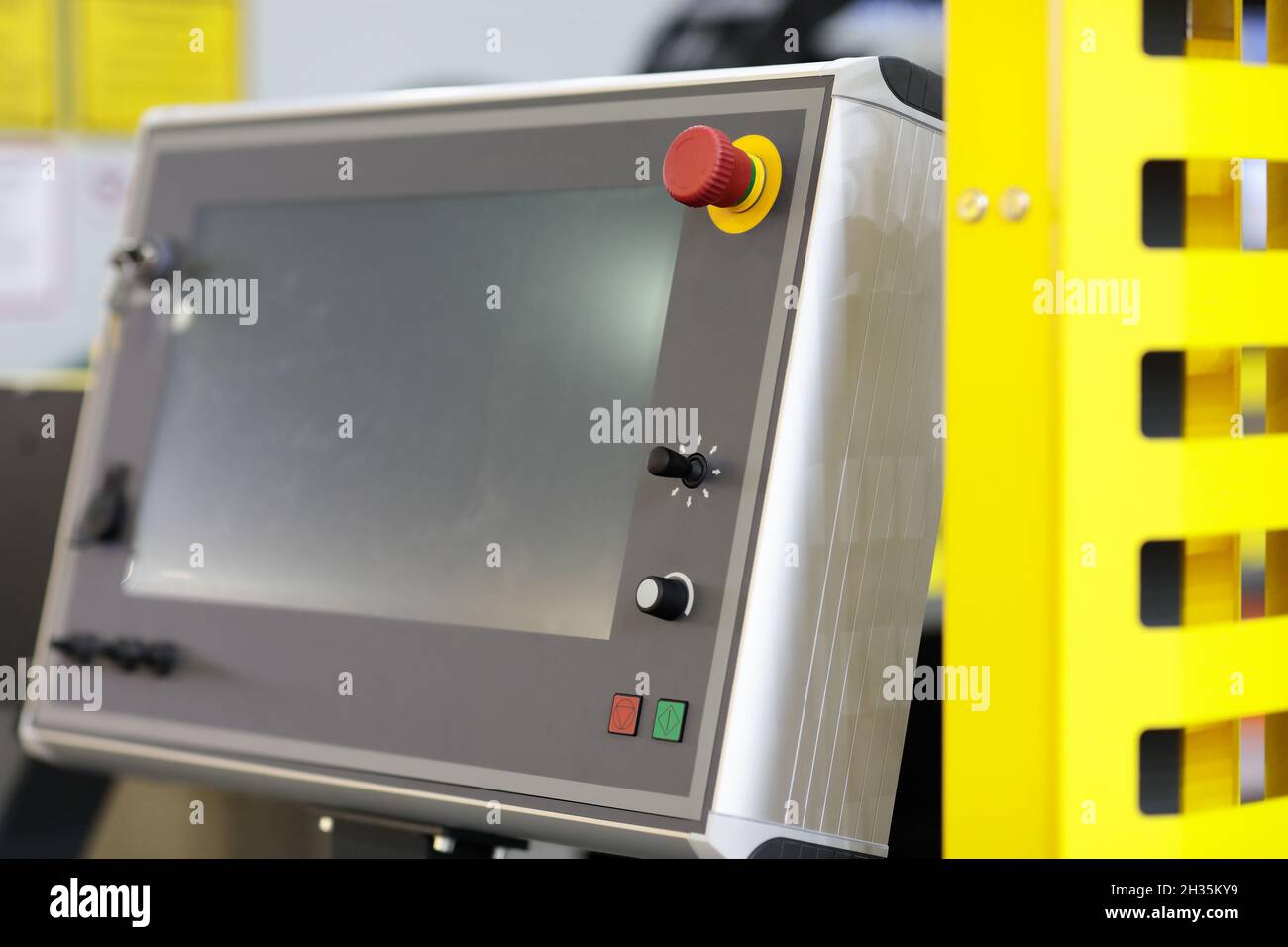 Modernes industrielles Bedienfeld mit Touchscreen-Fernbedienung. Selektiver Fokus. Stockfoto