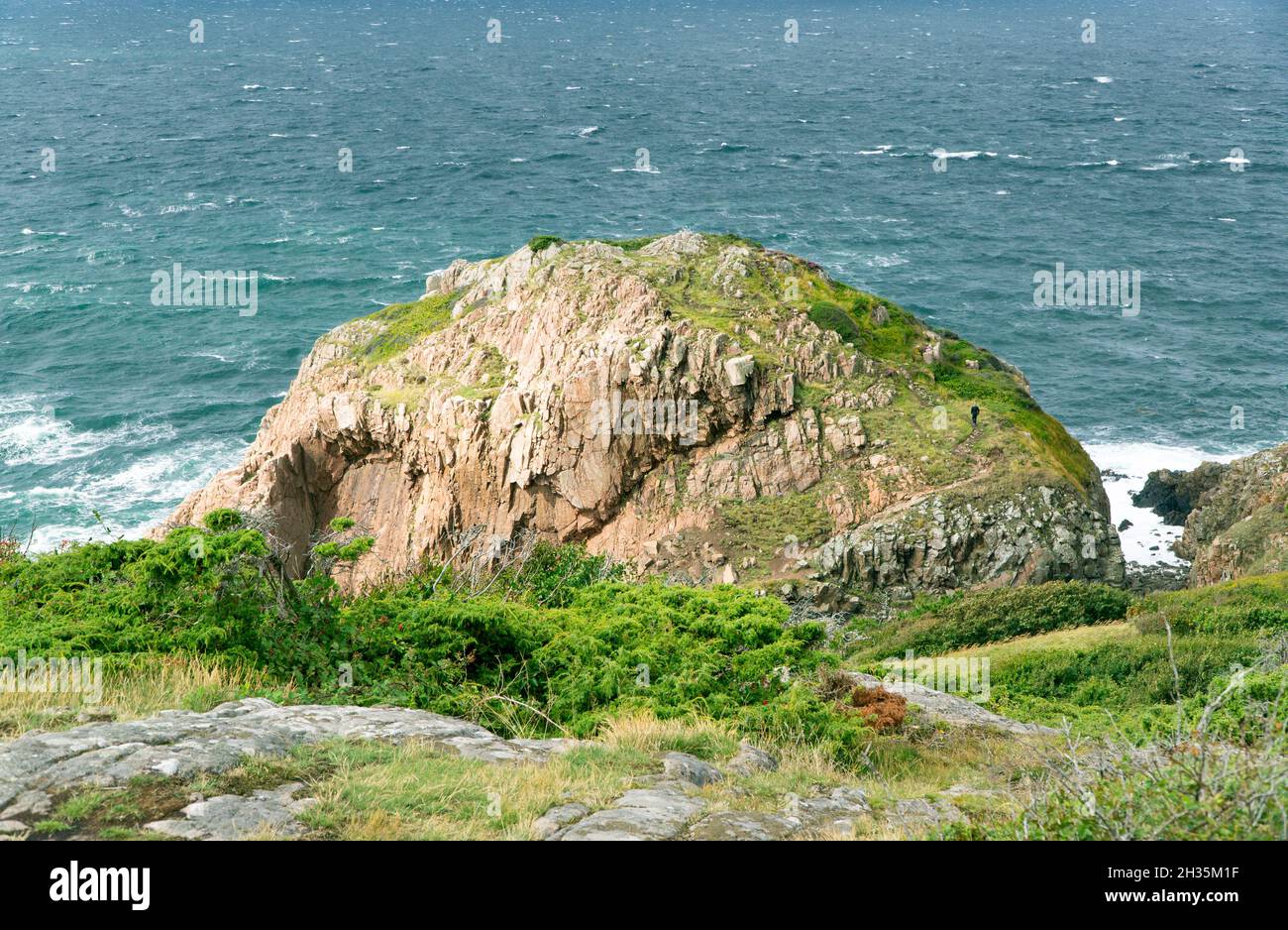 Wanderung zur felsigen Küste Stockfoto