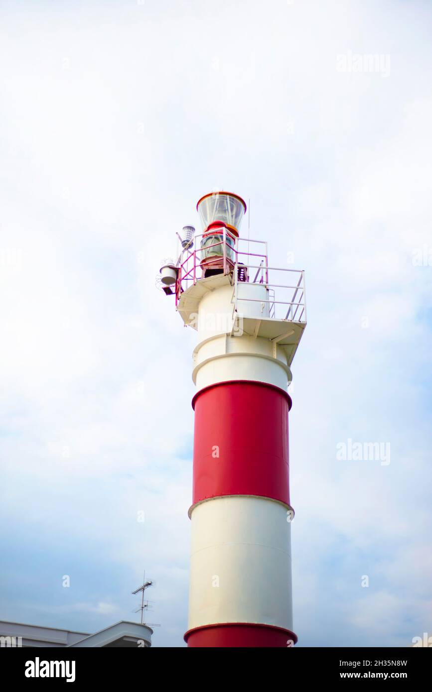 Leuchtturm. Blauer Himmel mit Wolken. Blick von unten auf den Leuchtturm. Stockfoto