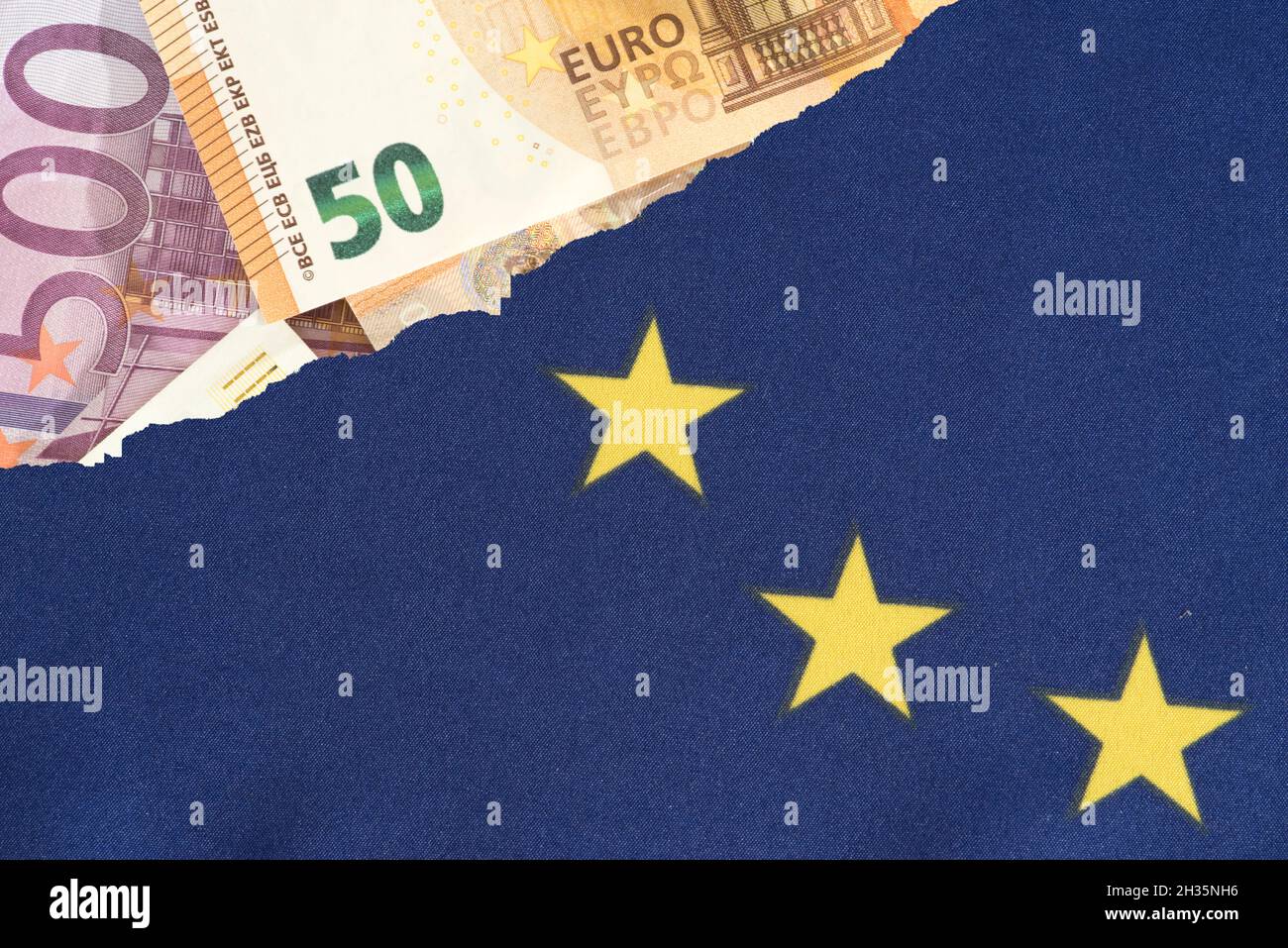 Flagge der Europäischen Union und Euro-Banknoten Stockfoto