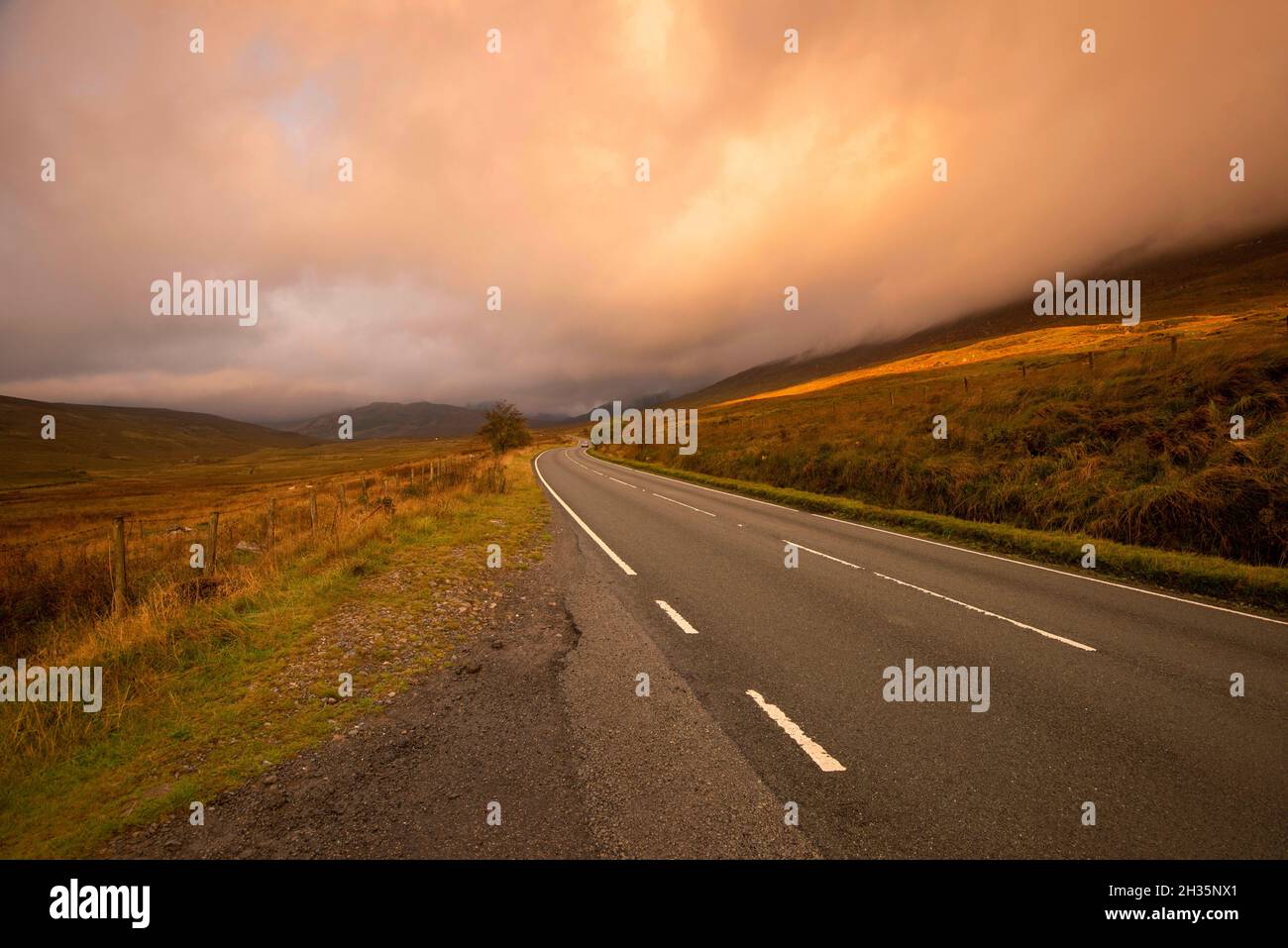 Sonnenaufgang auf der A4086 zwischen Capel Curig und Pen-y-Pass im Snowdonia National Park, Wales, Großbritannien Stockfoto