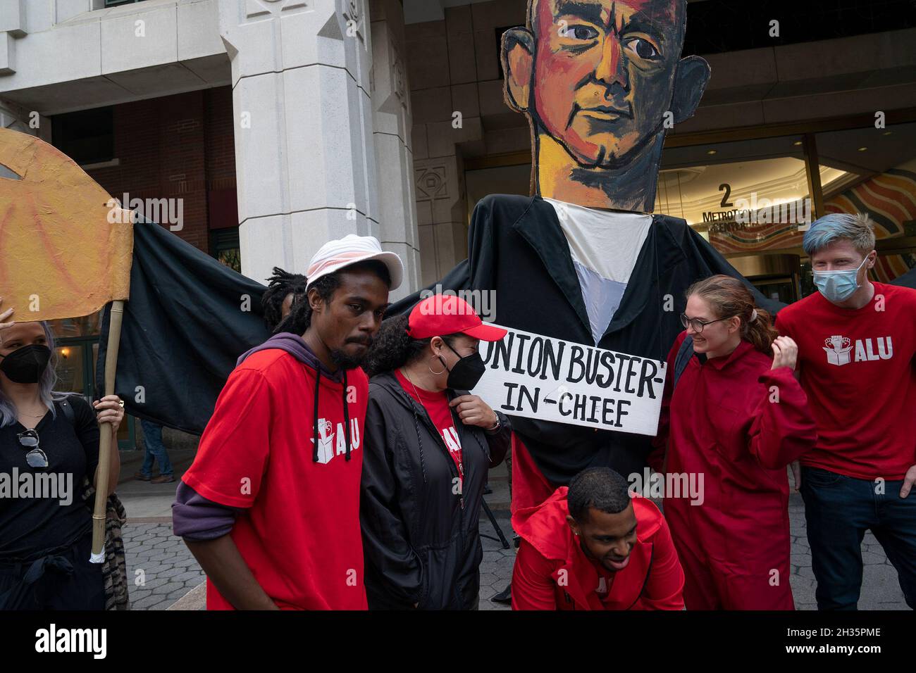 New York, Usa. Oktober 2021. Unterstützer der Organisation einer Gewerkschaft bei Amazon Staten Island Lagerhaus-Kundgebung vor dem Außenbüro des NLRB in 2 MetroTech. Die NLRB räumte ein, dass sie eine Untersuchung in dieser Angelegenheit einleiten werden. Einige Unterstützer trugen rote Overalls in Bezug auf das Netflix Money Heist-Drama, das symbolisiert, dass Amazon seinen Arbeitern Geld raubt. (Foto von Lev Radin/Pacific Press) Quelle: Pacific Press Media Production Corp./Alamy Live News Stockfoto