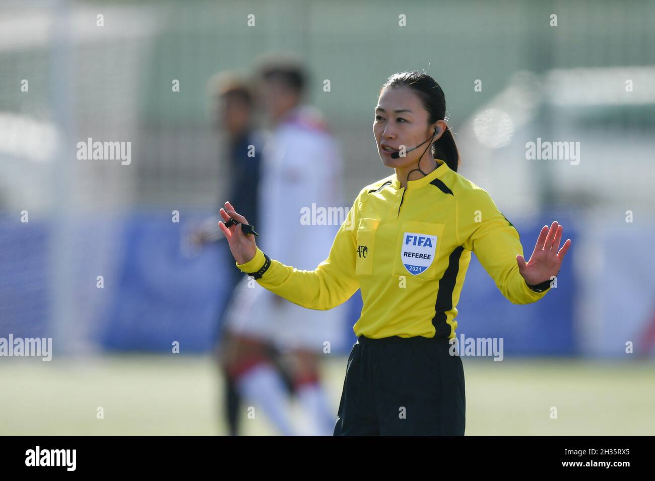 Ulaanbaatar, Mongolei. Oktober 2021. Yamashita Yoshimi Schiedsrichter beim AFC U23 Asian Cup Usbekistan 2022 Gruppe J Qualifikationsrunde zwischen Thailand und der Mongolei im MFF-Stadion in Ulaanbaatar in Aktion gesehen. (Endergebnis; Thailand 1:1 Mongolei) Credit: SOPA Images Limited/Alamy Live News Stockfoto