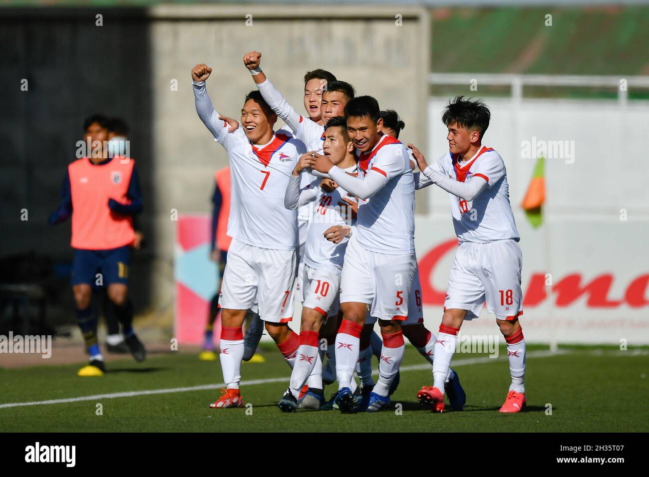 Ulaanbaatar, Mongolei. Oktober 2021. Die mongolischen Spieler feiern ein Tor während des AFC U23 Asian Cup Usbekistan 2022 Gruppe J Qualifikationsrunde zwischen Thailand und der Mongolei im MFF-Stadion in Ulaanbaatar. (Endergebnis; Thailand 1:1 Mongolei) Credit: SOPA Images Limited/Alamy Live News Stockfoto