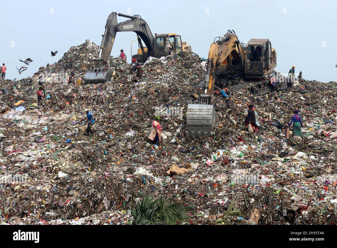 Menschen Müllsammler pflücken den nicht biologisch abbaubaren Abfall, der für die Recyclingindustrie verwendet werden soll, auf einer Müllhalde in Dhaka viele Menschen leben davon, Abfälle aus den Bergen von Müll zu sammeln, die täglich entstehen, vor allem aus der Hauptstadt Dhaka. Bangladesch, das achtbevölkerungsreichste Land der Welt, hat derzeit ein ernstes Verschmutzungsproblem, da die Abfallproduktion in den städtischen Gebieten von Bangladesch etwa 25,000 Tonnen pro Tag beträgt, was übersetzt heißt. Die Stadt Dhaka produziert ein Viertel aller Siedlungsabfälle im Land. Der gesamte Abfallaufkommen in den Städten soll auf bis zu 47,000 Tonnen pro Jahr ansteigen Stockfoto