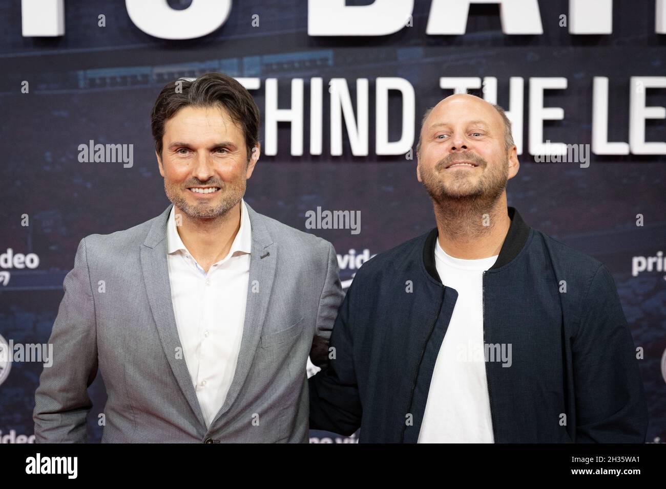 München, Deutschland. Oktober 2021. Simon Verhoeven und Nepomuk V. Fischer bei der Premiere vom FC Bayern - Behind The Legend am 25. Oktober 2021 im ARRI Kino in München. * Simon Verhoeven und Nepomuk V. Fischer bei der Premiere des FC Bayern - Behind the Legend am 25. Oktober 2021 im ARRI-Kino in München. (Foto: Alexander Pohl/Sipa USA) Quelle: SIPA USA/Alamy Live News Stockfoto