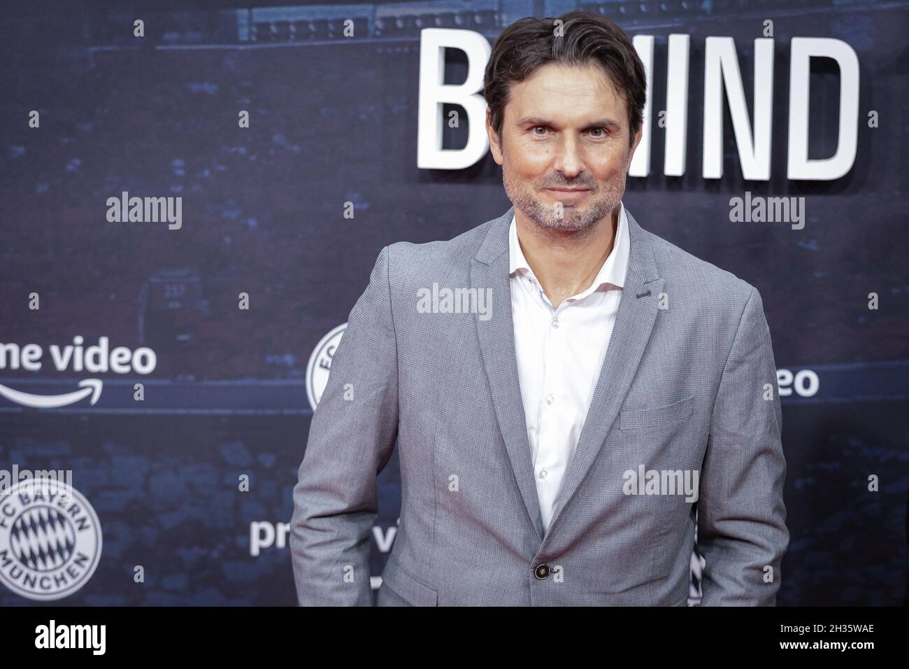 München, Deutschland. Oktober 2021. Simon Verhoeven bei der Premiere vom FC Bayern - Behind the Legend am 25. Oktober 2021 im ARRI Kino in München. * Simon Verhoeven bei der Premiere des FC Bayern - Behind the Legend am 25. Oktober 2021 im ARRI-Kino in München. (Foto: Alexander Pohl/Sipa USA) Quelle: SIPA USA/Alamy Live News Stockfoto