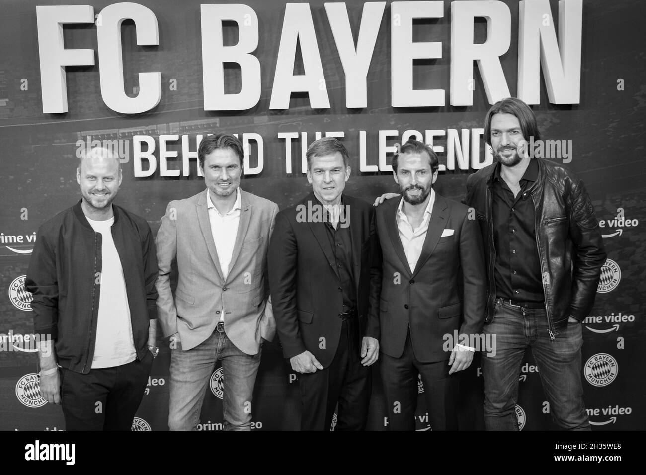 München, Deutschland. Oktober 2021. Nepomuk V. Fischer, Simon Verhoeven, Christoph Schneider, Quirin Berg und Max Wiedemann bei der Premiere vom FC Bayern - Behind the Legend am 25. Oktober 2021 im ARRI Kino in München. * Nepomuk V. Fischer, Simon Verhoeven, Christoph Schneider, Quirin Berg und Max Wiedemann bei der Premiere des FC Bayern - Behind the Legend am 25. Oktober 2021 im ARRI-Kino in München. (Foto: Alexander Pohl/Sipa USA) Quelle: SIPA USA/Alamy Live News Stockfoto