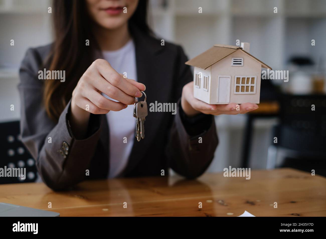 Immobilien oder Makler Wohn- oder Makler zeigen Schlüssel für Haus-und Autovermietung. Stockfoto