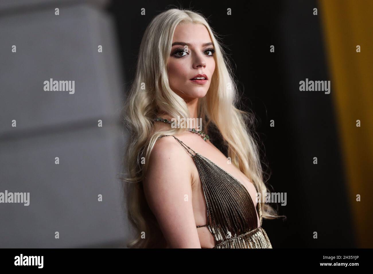 Los Angeles, Usa. Oktober 2021. LOS ANGELES, KALIFORNIEN, USA - 25. OKTOBER: Die Schauspielerin Anya Taylor-Joy im Dior-Kleid kommt bei der Los Angeles Premiere von Focus Features' 'Last Night in Soho' an, die am 25. Oktober 2021 im Academy Museum of Motion Pictures in Los Angeles, Kalifornien, USA, stattfand. (Foto von Xavier Collin/Image Press Agency) Quelle: Image Press Agency/Alamy Live News Stockfoto