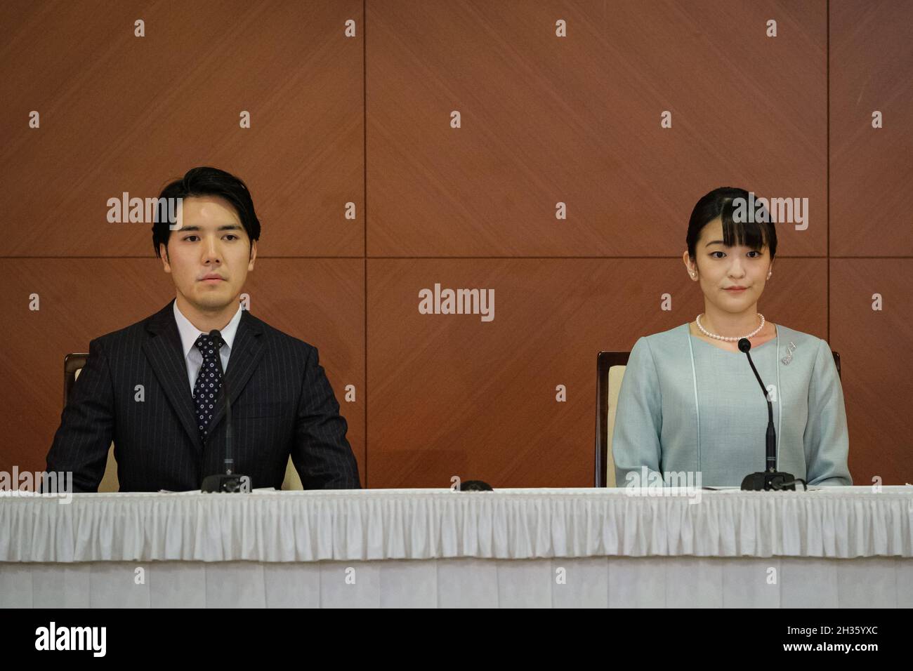 Tokio, Japan. August 2021. Prinzessin Mako, die ältere Tochter von Prinz Akishino und Prinzessin Kiko, und ihr Ehemann Kei Komuro, ein Universitätsfreund von Prinzessin Mako, posiert während einer Pressekonferenz, um ihre Heiratsregistrierung am 26. Oktober 2021 im Grand Arc Hotel in Tokio, Japan, bekannt zu geben. Kredit: SOPA Images Limited/Alamy Live Nachrichten Stockfoto