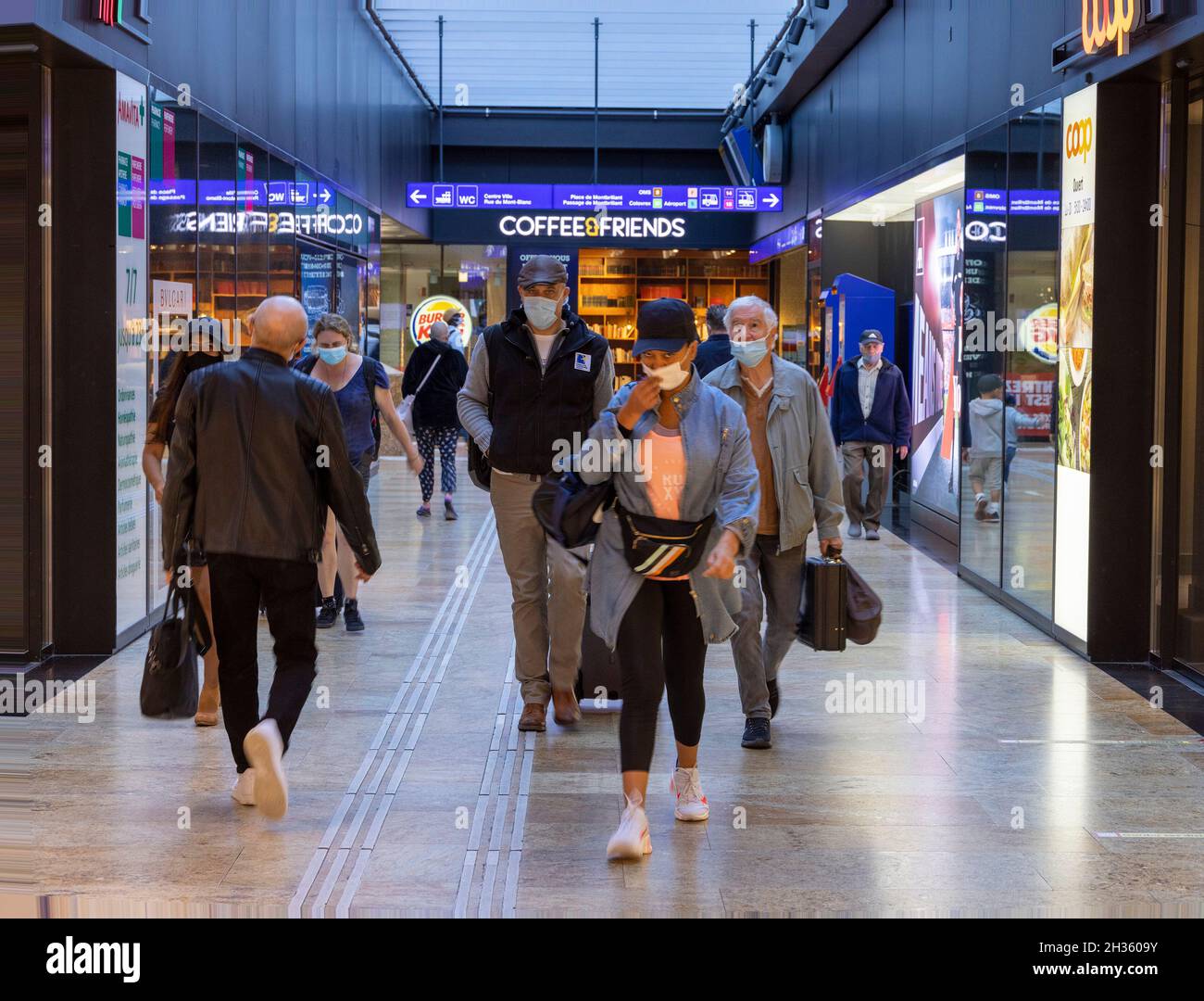 Passagiere am Bahnhof Genf-Cornavin, Genf, Schweiz Stockfoto