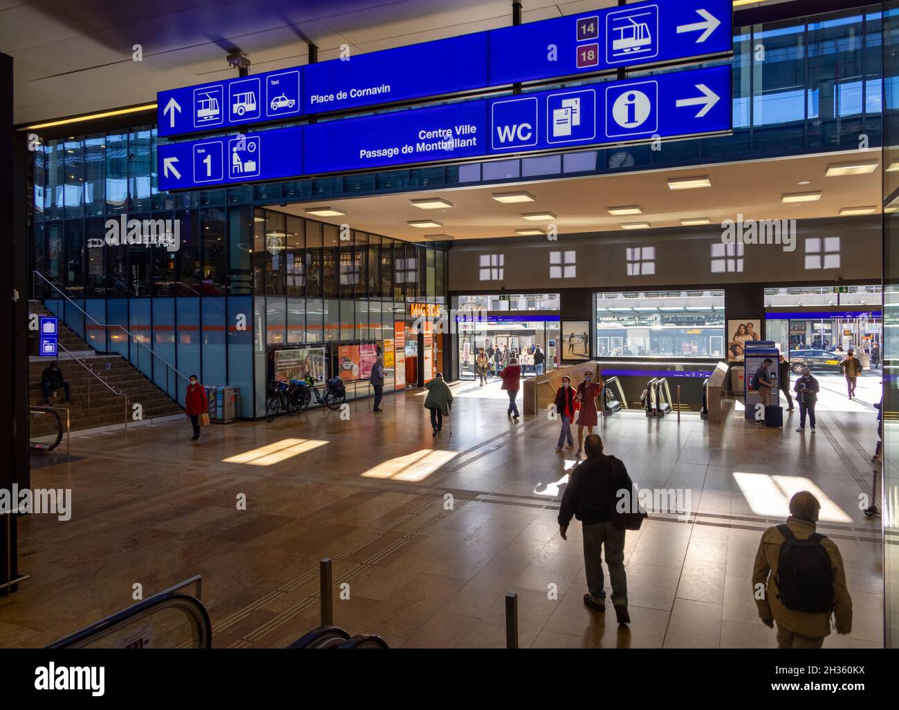 Passagiere an der Hauptkonbahn, Bahnhof Genf-Cornavin, Genf, Schweiz Stockfoto