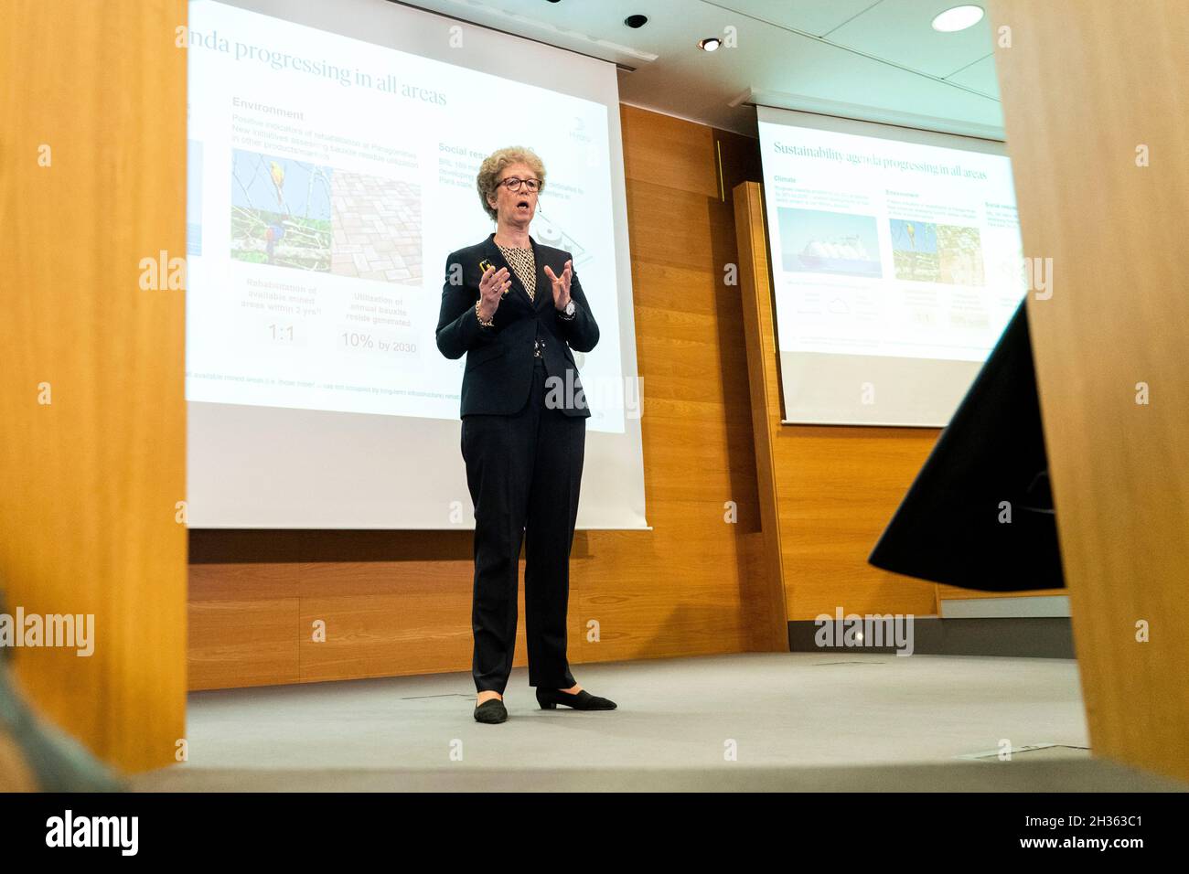 Hilde Merete Aasheim, CEO von Norsk Hydro, stellt die Ergebnisse für das dritte Quartal am Hauptsitz von Hydros in Oslo, Norwegen, am 26. Oktober 2021 vor. Foto: Terje Pedersen / NTB Stockfoto