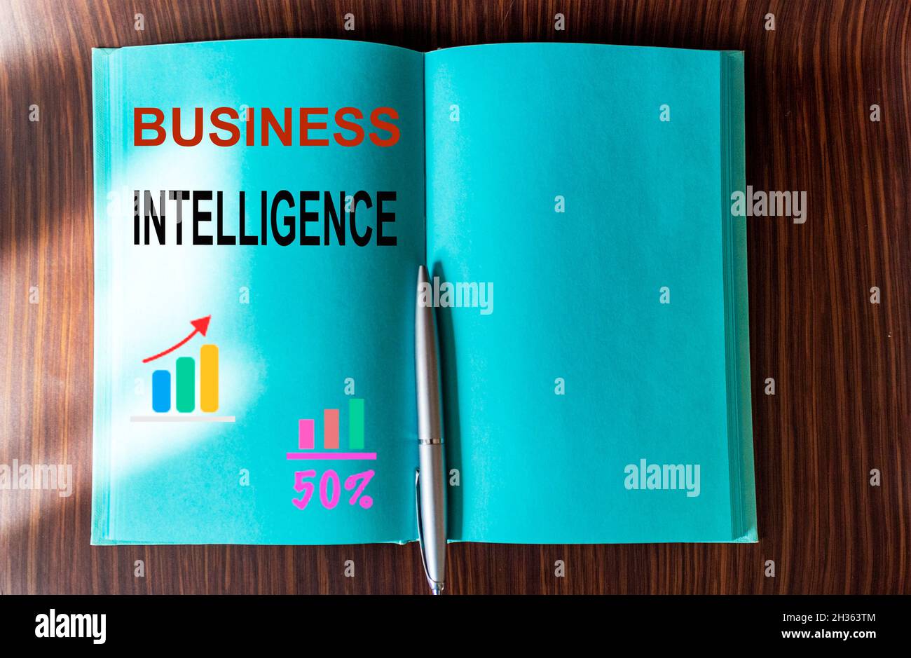 Text: Business Intelligence wird in einem grünen Tagebuch mit Wachstumskursen geschrieben. Holzhintergrund Stockfoto