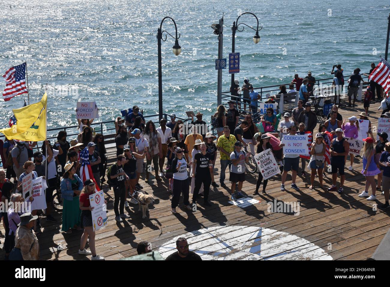 Santa Monica, CA USA - 28. August 2021: Kalifornier protestieren gegen die obligatorische Impfstoffgesetzgebung am Santa Monica Pier Stockfoto