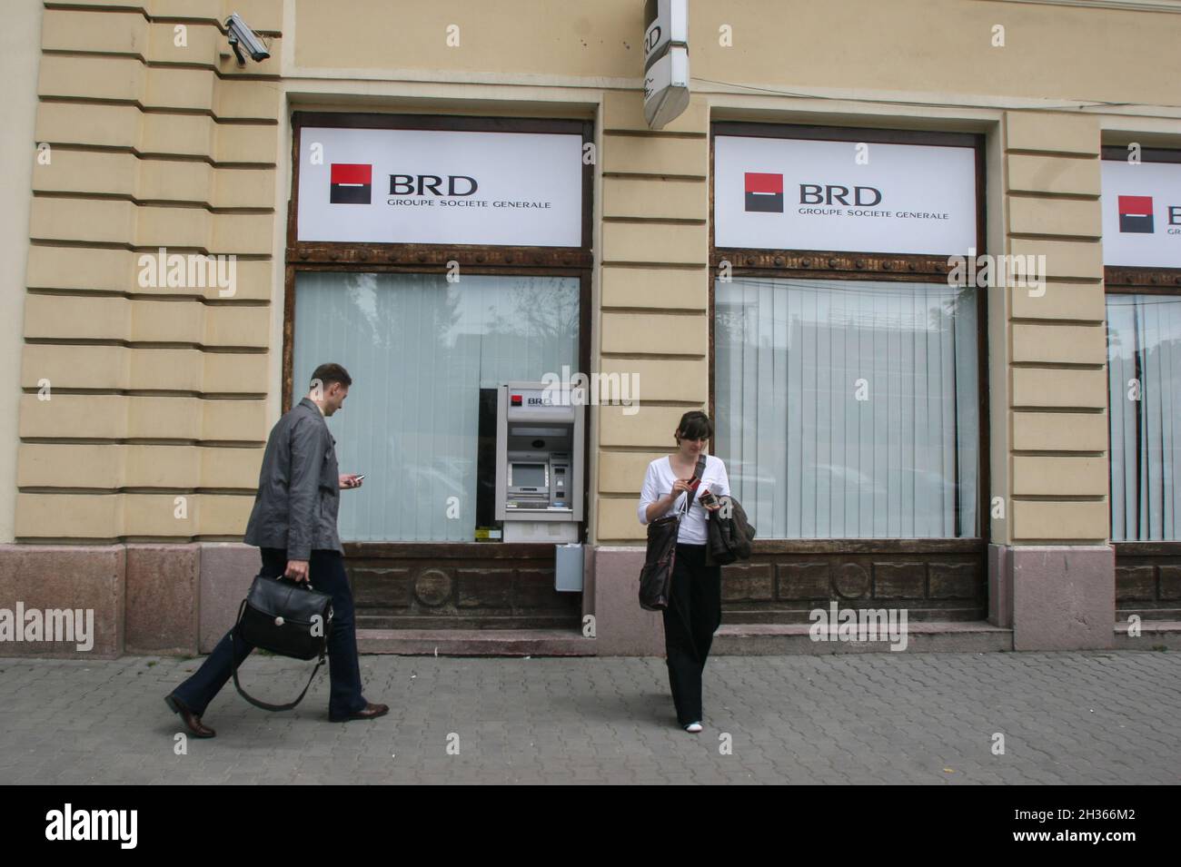 Cluj-Napoca, Rumänien, 6. Juni 2009: Menschen gehen vor einer BRD-Bankfiliale in Cluj-Napoca vorbei. Stockfoto