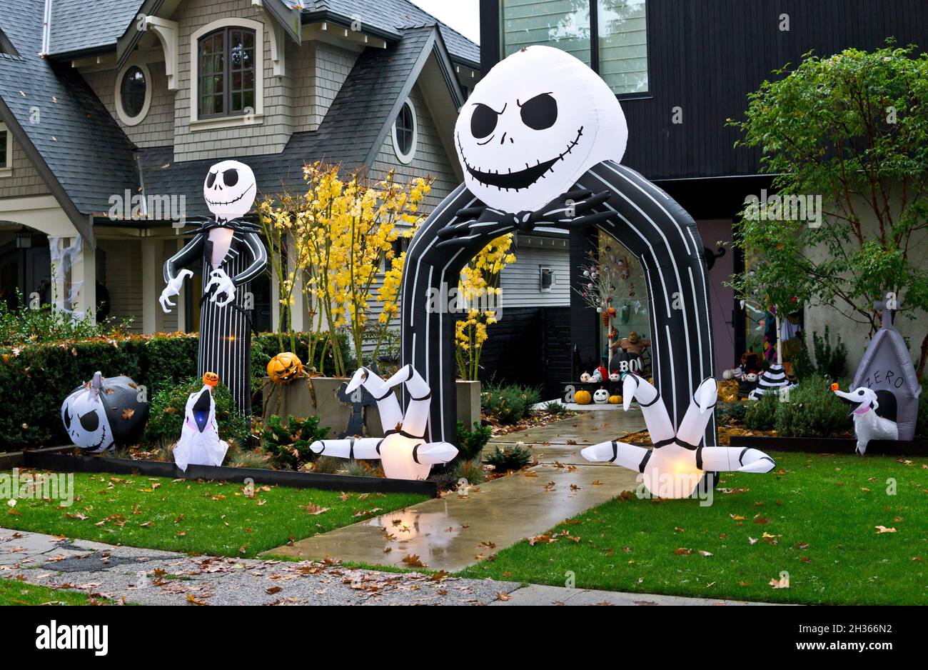 Halloween Dekorationen vor einem Haus in Metro Vancouver, BC, Kanada, 2021. Stockfoto