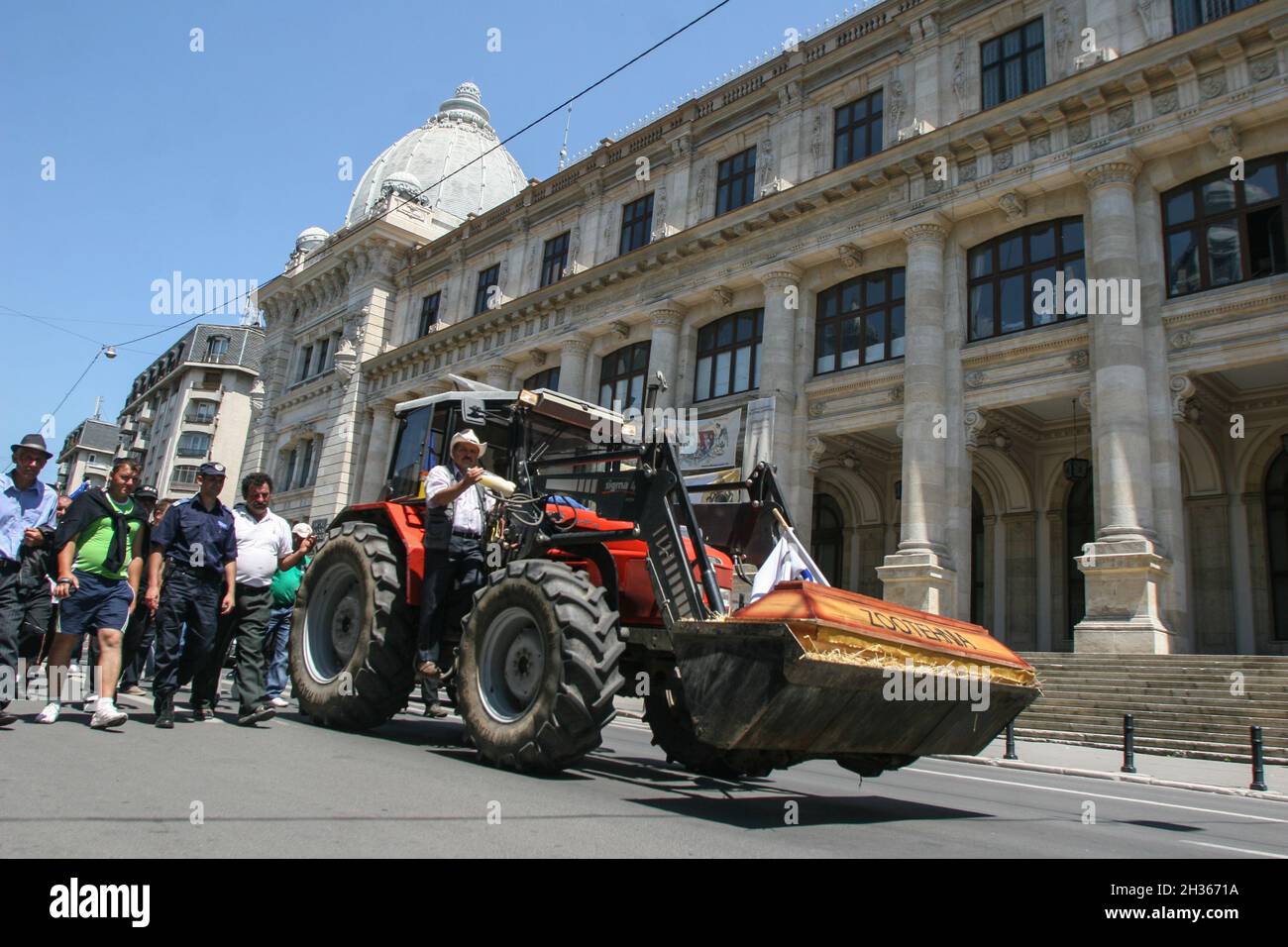 Bukarest, Rumänien, 10. Juni 2009: Rumänische Landwirte sind im Zentrum von Bukarest, marschieren protestieren gegen die staatlichen Maßnahmen bezüglich su Stockfoto