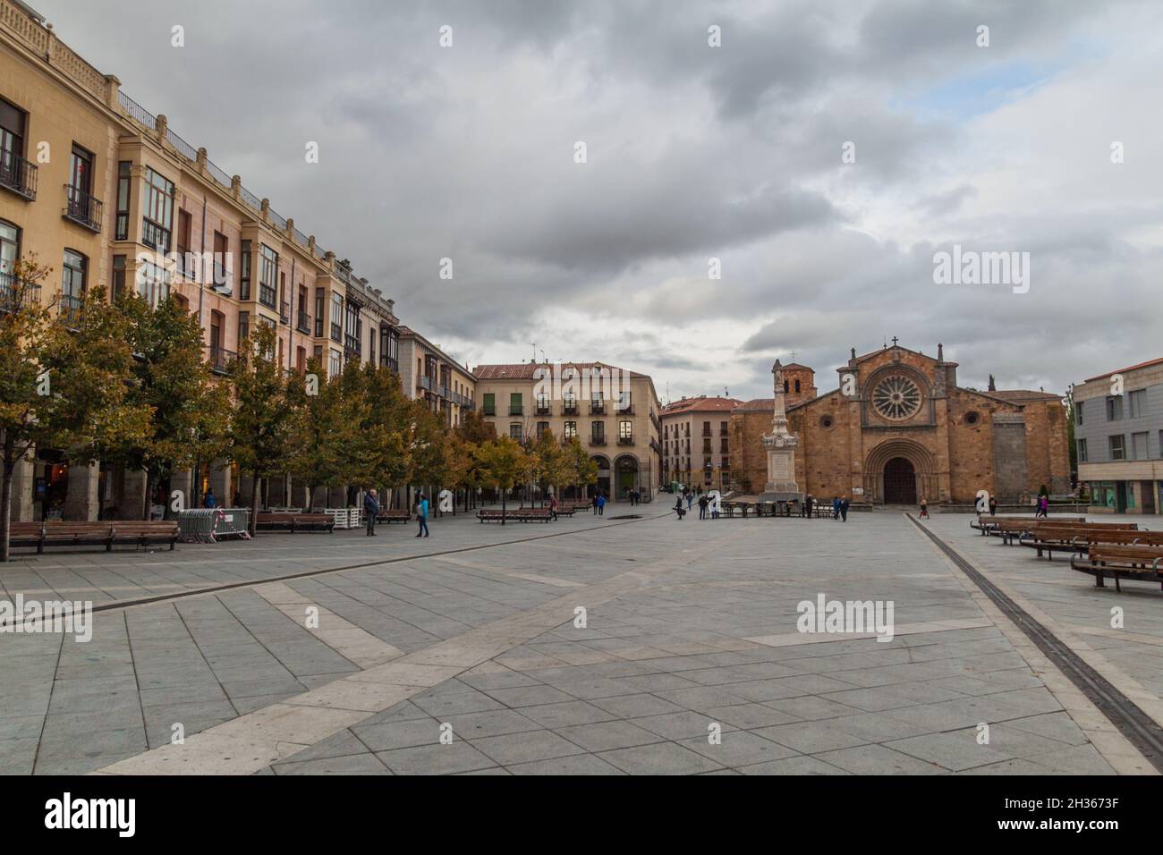 AVILA, SPANIEN - 19. OKTOBER 2017: Platz Santa Teresa de Jesus und San Pedro Apostol Kirche in Avila. Stockfoto