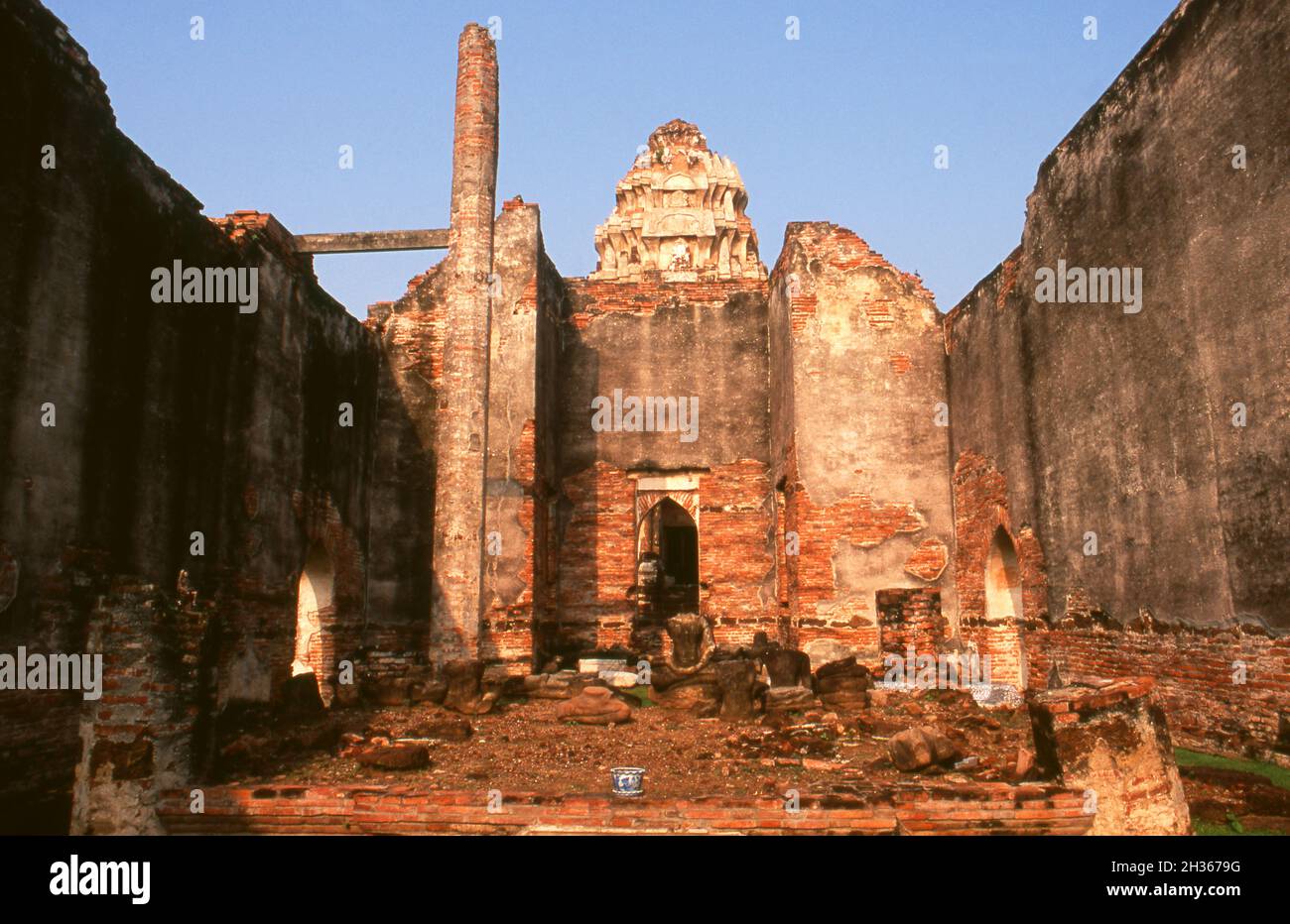 Thailand: Die Ruinen des Wat Phra Si Rattana Mahathat, Lopburi aus dem 12. Jahrhundert. Die Altstadt von Lopburi stammt aus der Dvaravati-Ära (6. - 13. Jahrhundert). Es war ursprünglich als Lavo oder Lavapura bekannt. Nach der Gründung des Königreichs Ayutthaya im 15. Jahrhundert war Lopburi eine Festung der Herrscher Ayutthayas. Es wurde später eine neue königliche Hauptstadt während der Herrschaft von König Narai dem Großen des Ayutthaya-Königreichs in der Mitte des 17. Jahrhunderts. Stockfoto