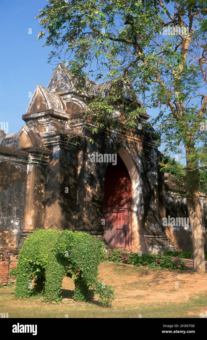 Thailand: Äußeres Tor, Phra Narai Ratchaniwet (Palast von König Narai), Lopburi. Somdet Phra Narai (1633. - 11. Juli 1688) oder Somdet Phra Ramathibodi III. War von 1656 bis 1688 König von Ayutthaya. Seine Herrschaft war die wohlhabendste während der Ayutthaya-Periode und sah große kommerzielle und diplomatische Aktivitäten mit ausländischen Nationen einschließlich der Perser und des Westens. Stockfoto