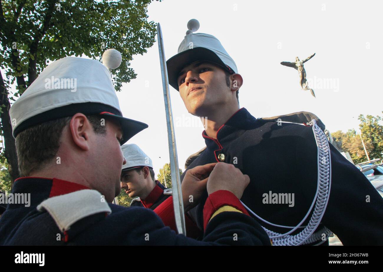 Bukarest, Rumänien, 23. August 2009: Militär aus dem militärischen Tradition Verband beteiligen sich an einer Parade in der Nähe von Statue der Flieger in Bukarest. In Stockfoto